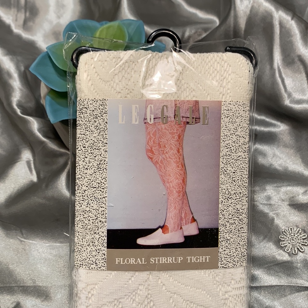 🌹Vintage 80’s Floral Stirrup Lace Leggings Tights in Cream White •